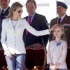 Felipe d'Espagne, sa femme la princesse Letizia et leurs filles Sofia et Leonor, lors du 25e anniversaire d'obtention de diplome de la 41e promotion du prince, sur la base aérienne de San Javier, le 2 mai 2014.