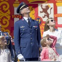 Letizia d'Espagne et ses filles, les yeux au ciel, fières de Felipe