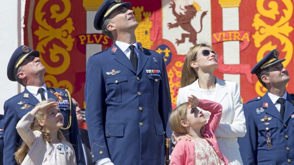 Letizia d'Espagne et ses filles, les yeux au ciel, fières de Felipe