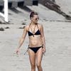 Kate Hudson se promène sur une plage à Malibu le 3 mai 2014.
