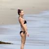 Kate Hudson se promène sur une plage à Malibu le 3 mai 2014.