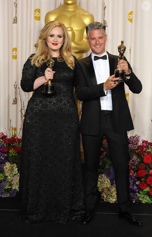 Adele et Paul Epworth avec leur oscar de la meilleure chanson originale pour "Skyfall à Los Angeles, le 24 février 2013. 