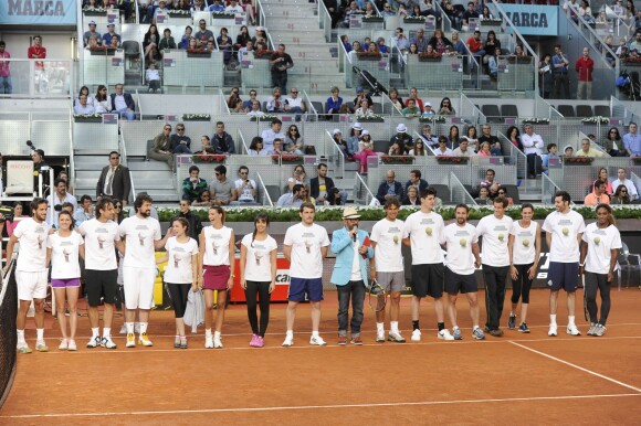 Tous les participants réunis autour de Rafael Nadal et Iker Casillas lors du gala de charité organisé par Rafael Nadal et Iker Casillas à Madrid en Espagne le 2 mai 2014 avant le Master de Madrid