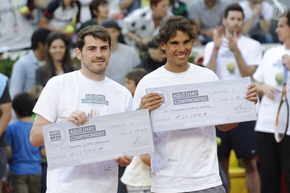 Iker Casillas et Rafael Nadal lors du gala de charité organisé par Rafael Nadal et Iker Casillas à Madrid en Espagne le 2 mai 2014 avant le Master de Madrid