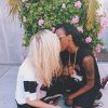 Ireland Baldwin a partagé sur Instagram une photo d'elle en pleine étreinte avec la rappeuse Angel Haze, le 5 mai 2014.