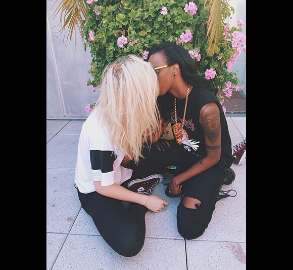 Ireland Baldwin a partagé sur Instagram une photo d'elle en pleine étreinte avec la rappeuse Angel Haze, le 5 mai 2014.