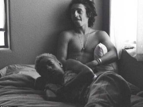 Willow Smith allongée sur lit avec un jeune acteur torse nu : la photo qui a choqué l'Amérique début mai 2014.