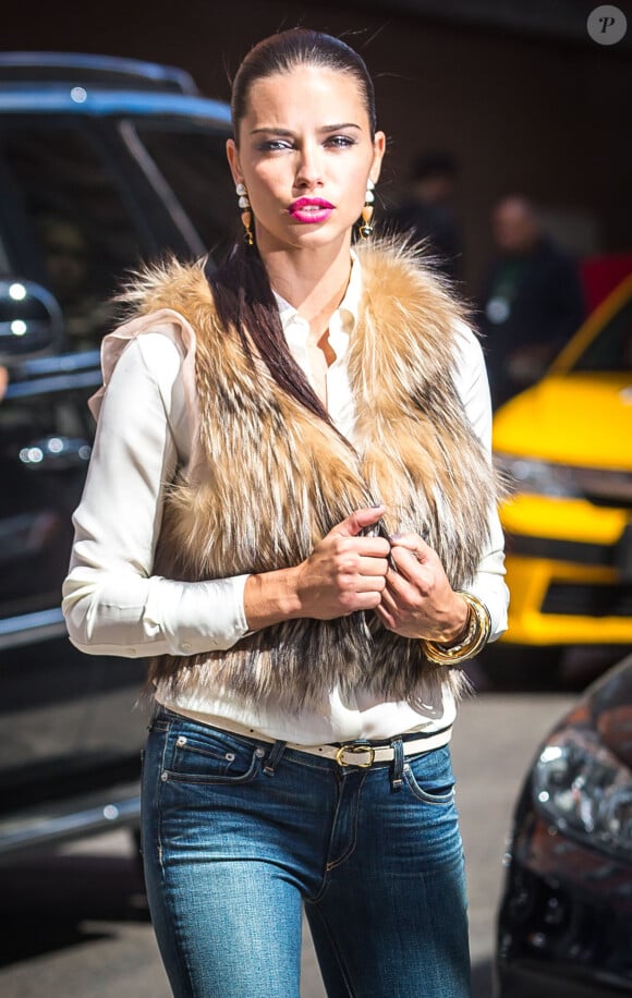 Adriana Lima dans les rues de New York, le 6 mai 2014.
