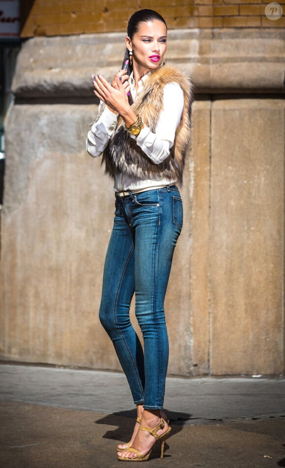Adriana Lima dans les rues de New York, le 6 mai 2014.