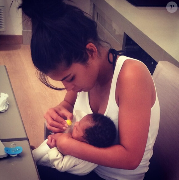 Ayem Nour dévoile un cliché d'elle et d'un bébé, "son petit protégé du Gabon", sur son compte Instagram.