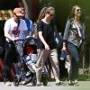 Robert Downey Jr. et Jeremy Renner vont en famille au zoo de Nashville, le 5 mai 2014. Jeremy Renner est accompagné de son ex-petite-amie Sonni Pacheco et leur fille Ava.