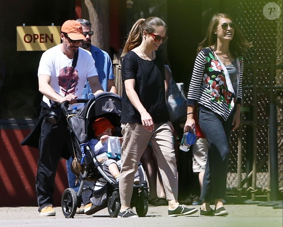 Robert Downey Jr. et Jeremy Renner vont en famille au zoo de Nashville, le 5 mai 2014. Jeremy Renner est accompagné de son ex-petite-amie Sonni Pacheco et leur fille Ava.