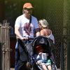 Robert Downey Jr. et son fils Exton - Robert Downey Jr. et Jeremy Renner vont en famille au zoo de Nashville, le 5 mai 2014. Jeremy Renner est accompagné de son ex-petite-amie Sonni Pacheco et leur fille Ava.