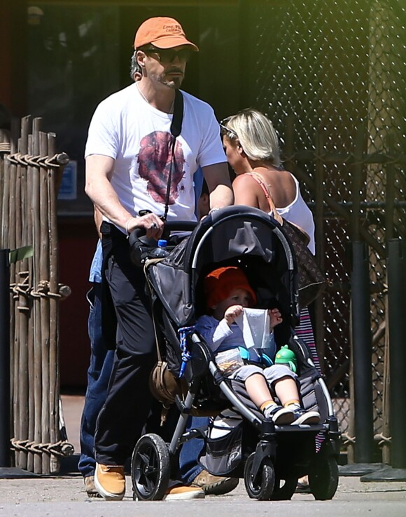 Robert Downey Jr. et son fils Exton - Robert Downey Jr. et Jeremy Renner vont en famille au zoo de Nashville, le 5 mai 2014. Jeremy Renner est accompagné de son ex-petite-amie Sonni Pacheco et leur fille Ava.
