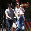 Jeremy Renner, Sonni Pacheco et leur fille Ava - Robert Downey Jr. et Jeremy Renner vont en famille au zoo de Nashville, le 5 mai 2014. Jeremy Renner est accompagné de son ex-petite-amie Sonni Pacheco et leur fille Ava.