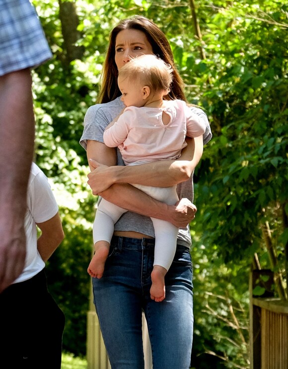 Sonni Pacheco et Ava - Robert Downey Jr. et Jeremy Renner vont en famille au zoo de Nashville, le 5 mai 2014. Jeremy Renner est accompagné de son ex-petite-amie Sonni Pacheco et leur fille Ava.