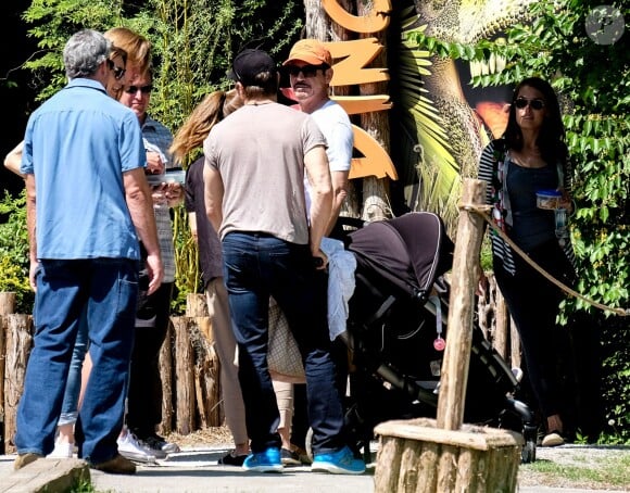 Robert Downey Jr. et Jeremy Renner vont en famille au zoo de Nashville, le 5 mai 2014. Jeremy Renner est accompagné de son ex-petite-amie Sonni Pacheco et leur fille Ava.