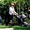 Robert Downey Jr. et Exton en poussette - Robert Downey Jr. et Jeremy Renner vont en famille au zoo de Nashville, le 5 mai 2014. Jeremy Renner est accompagné de son ex-petite-amie Sonni Pacheco et leur fille Ava.