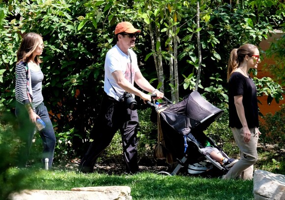 Robert Downey Jr. et Exton en poussette - Robert Downey Jr. et Jeremy Renner vont en famille au zoo de Nashville, le 5 mai 2014. Jeremy Renner est accompagné de son ex-petite-amie Sonni Pacheco et leur fille Ava.