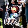 Exton - Robert Downey Jr. et Jeremy Renner vont en famille au zoo de Nashville, le 5 mai 2014. Jeremy Renner est accompagné de son ex-petite-amie Sonni Pacheco et leur fille Ava.