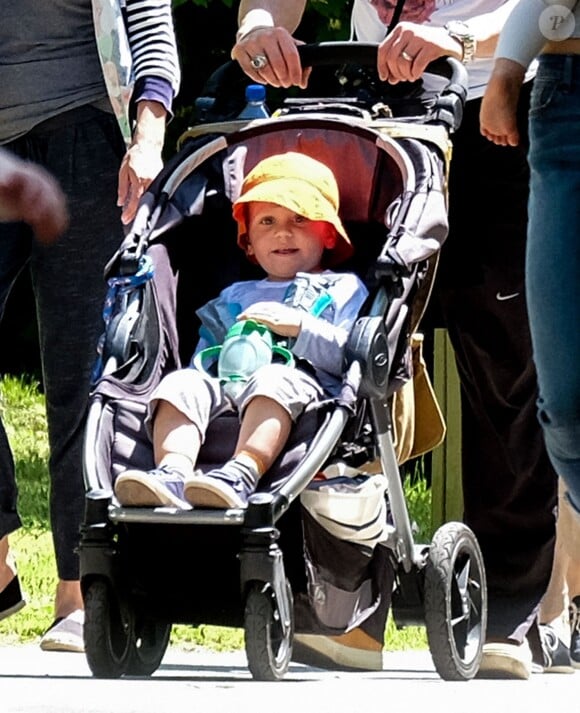 Exton - Robert Downey Jr. et Jeremy Renner vont en famille au zoo de Nashville, le 5 mai 2014. Jeremy Renner est accompagné de son ex-petite-amie Sonni Pacheco et leur fille Ava.
