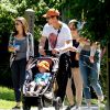 Robert Downey Jr. et Jeremy Renner vont en famille au zoo de Nashville, le 5 mai 2014. Jeremy Renner est accompagné de son ex-petite-amie Sonni Pacheco et leur fille Ava.