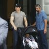 Jeremy Renner et Ava - Robert Downey Jr. et Jeremy Renner vont en famille au zoo de Nashville, le 5 mai 2014. Jeremy Renner est accompagné de son ex-petite-amie Sonni Pacheco et leur fille Ava.
