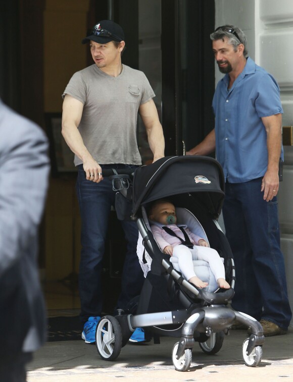 Jeremy Renner et Ava - Robert Downey Jr. et Jeremy Renner vont en famille au zoo de Nashville, le 5 mai 2014. Jeremy Renner est accompagné de son ex-petite-amie Sonni Pacheco et leur fille Ava.