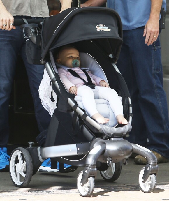 Ava - Robert Downey Jr. et Jeremy Renner vont en famille au zoo de Nashville, le 5 mai 2014. Jeremy Renner est accompagné de son ex-petite-amie Sonni Pacheco et leur fille Ava.