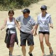 Lea Michele, très souriante, avec ses parents Marc et Edith Sarfati lors de leur randonnée dans le parc Tree People à Sherman Oaks, le 9 mai 2014.