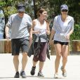 Lea Michele, très souriante, avec ses parents Marc et Edith Sarfati lors de leur randonnée dans le parc Tree People à Sherman Oaks, le 9 mai 2014.