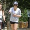 Lea Michele, très souriante, avec ses parents Marc et Edith Sarfati lors de leur randonnée dans le parc Tree People à Sherman Oaks, le 9 mai 2014.