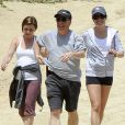 Lea Michele, très souriante, avec ses parents Marc et Edith lors de leur randonnée dans le parc Tree People à Sherman Oaks, le 9 mai 2014.