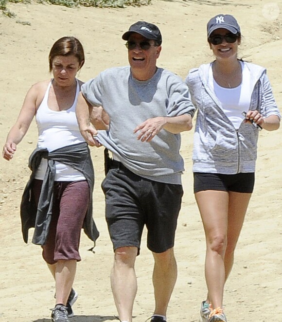 Lea Michele, très souriante, avec ses parents Marc et Edith lors de leur randonnée dans le parc Tree People à Sherman Oaks, le 9 mai 2014.