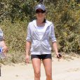 Lea Michele, très souriante, avec ses parents Marc et Edith Sarfati lors de leur randonnée dans le parc Tree People à Sherman Oaks, le 9 mai 2014.
