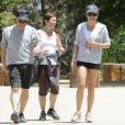 Lea Michele, très souriante, avec ses parents Marc et Edith Sarfati lors de leur randonnée dans le parc Tree People à Sherman Oaks, le 9 mai 2014.