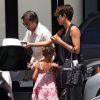 Exclusif - Halle Berry, son mari Olivier Martinez, leur fils Maceo et sa fille Nahla vont déjeuner au restaurant à l'occasion de la fête des mères à West Hollywood, le 11 mai 2014