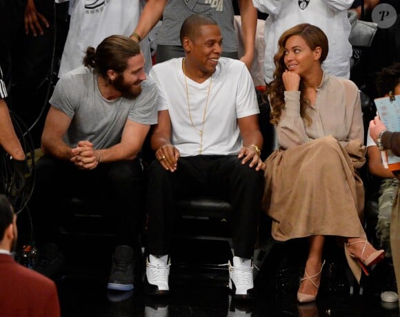 Jake Gyllenhaal, Jay Z et Beyoncé assistent au match de playoffs de NBA opposant les Brooklyn Nets aux Miami Heat. Brooklyn, le 10 mai 2014.