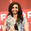 Conchita Wurst, qui a remporté le concours de l'Eurovision 2014, lors d'une conférence de presse à Vienne, le 11 mai 2014.