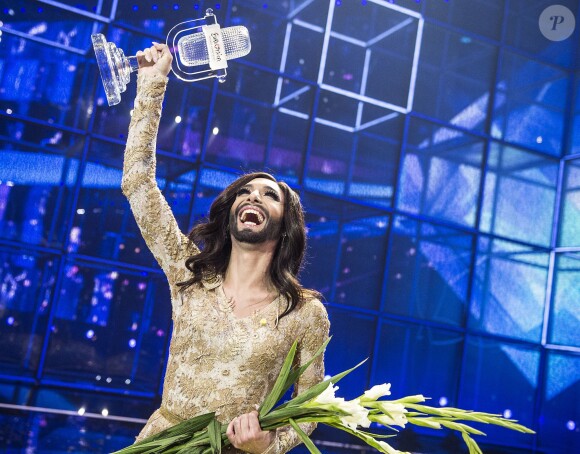 Conchita Wurst, qui représente l'Autriche, remporte le concours de l'Eurovision 2014 lors de la finale à Copenhague, le 10 mai 2014, avec la chanson "Rise like a Phoenix".