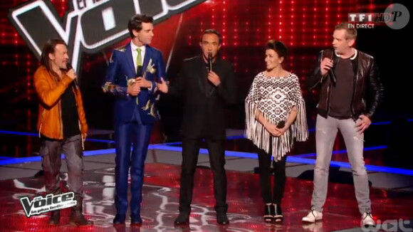 Jenifer, enceinte : des formes et un joli baby bump que la belle peinait à cacher sur le plateau de The Voice 3, le 19 avril 2014, sur TF1