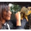 Shy'm émerveillée devant un petit singe à Cape Town