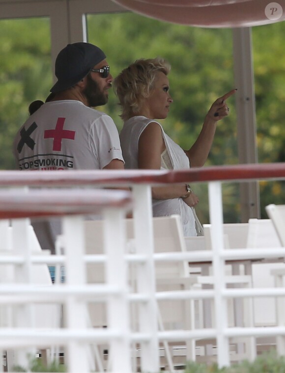 Pamela Anderson et son mari Rick Salomon sont descendus à l'hôtel Eden Roc au Cap d'Antibes, le 13 mai 2014. Le couple est venu pour participer au 67e Festival du Film de Cannes.