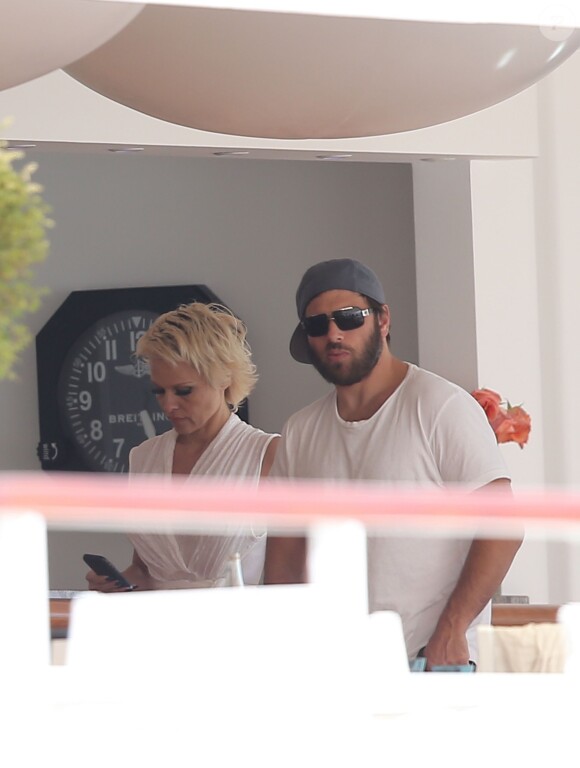 Pamela Anderson et son mari Rick Salomon sont descendus à l'hôtel Eden Roc au Cap d'Antibes, le 13 mai 2014. Le couple est venu pour participer au 67e Festival du Film de Cannes.