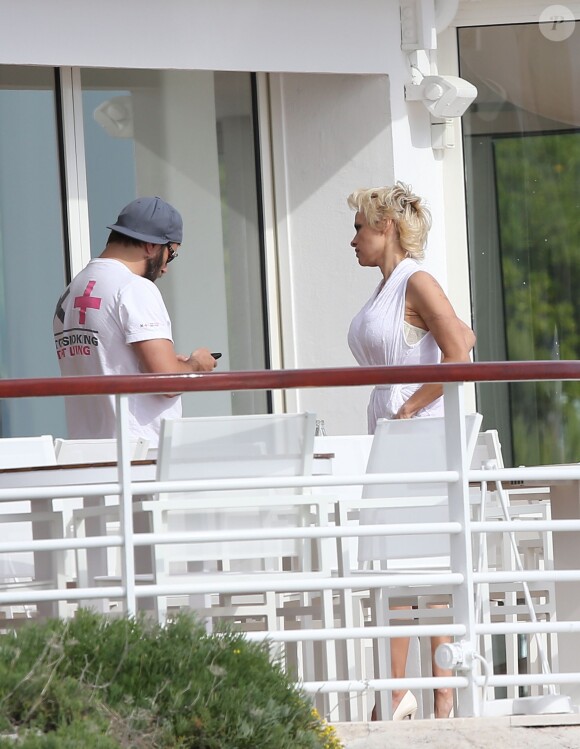 Pamela Anderson et son mari Rick Salomon sont descendus à l'hôtel Eden Roc au Cap d'Antibes, le 13 mai 2014. Le couple est venu pour participer au 67e Festival du Film de Cannes.