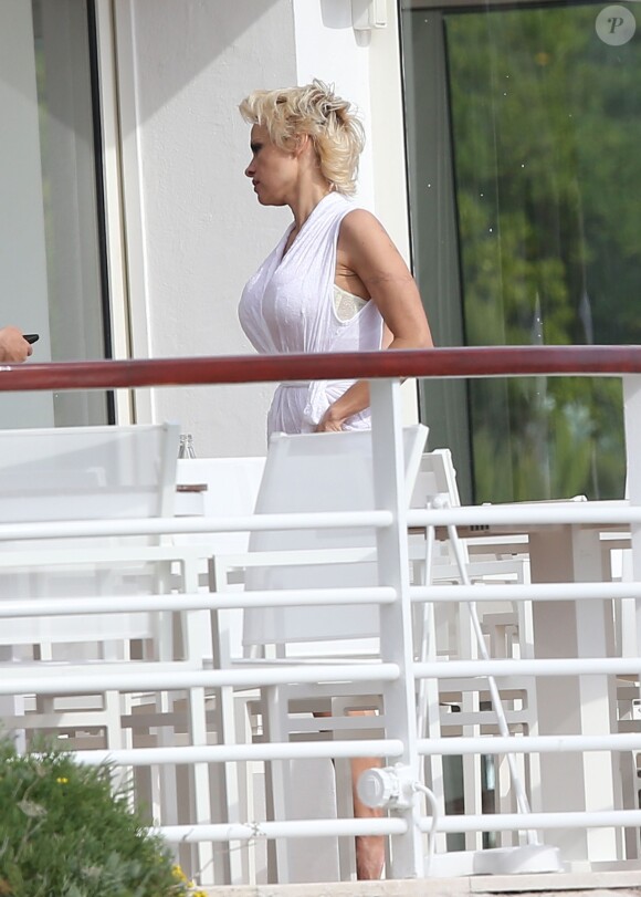 Pamela Anderson et son mari Rick Salomon sont descendus à l'hôtel Eden Roc au Cap d'Antibes, le 13 mai 2014. Le couple est venu pour participer au 67e Festival du Film de Cannes.