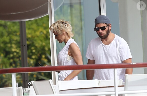 Pamela Anderson et son mari Rick Salomon sont descendus à l'hôtel Eden Roc au Cap d'Antibes, le 13 mai 2014. Le couple est venu pour participer au 67e Festival du Film de Cannes.