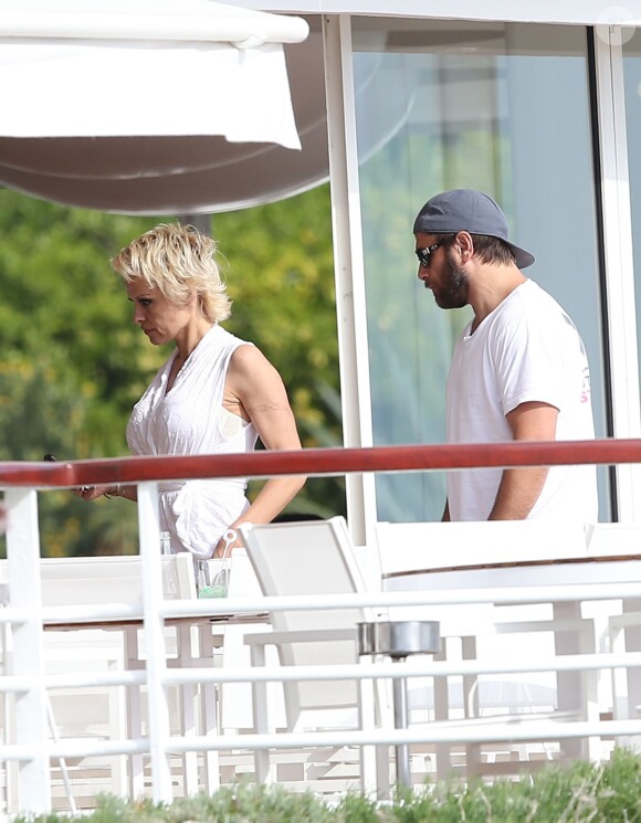 Pamela Anderson et son mari Rick Salomon sont descendus à l'hôtel Eden Roc au Cap d'Antibes, le 13 mai 2014. Le couple est venu pour participer au 67e Festival du Film de Cannes.
