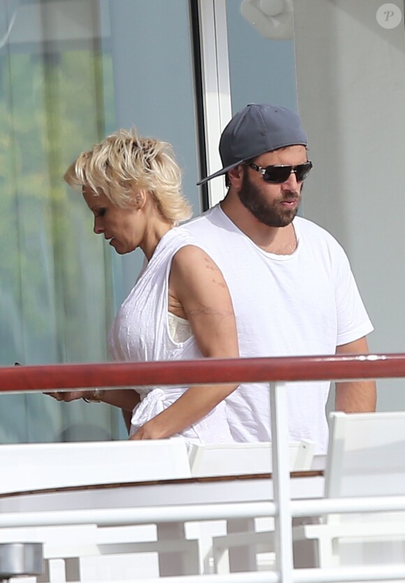 Pamela Anderson et son mari Rick Salomon sont descendus à l'hôtel Eden Roc au Cap d'Antibes, le 13 mai 2014. Le couple est venu pour participer au 67e Festival du Film de Cannes.