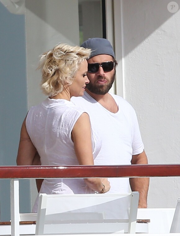 Pamela Anderson et son mari Rick Salomon sont descendus à l'hôtel Eden Roc au Cap d'Antibes, le 13 mai 2014. Le couple est venu pour participer au 67e Festival du Film de Cannes.